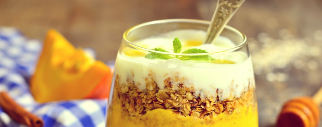 Melounovo-mangový jogurt s cereáliemi