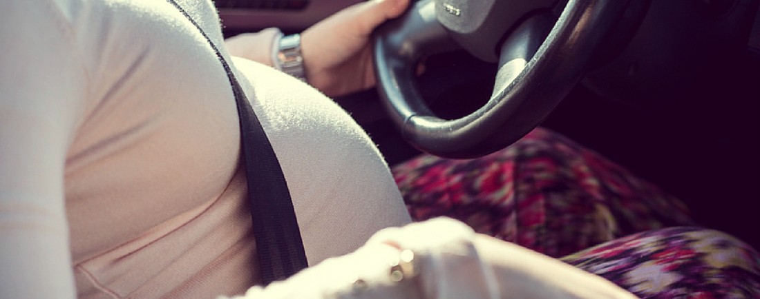 Mám v těhotenství používat bezpečnostní pás?